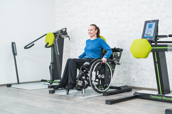 Прямой доступ к нескольким тренажёрам на инвалидной коляске