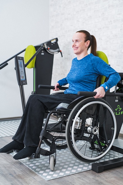 При выполнении физических упражнений можно не покидать инвалидную коляску
