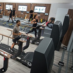 Тренировочное пространство с умными тренажёрами, помогающими людям разных физических кондиций.